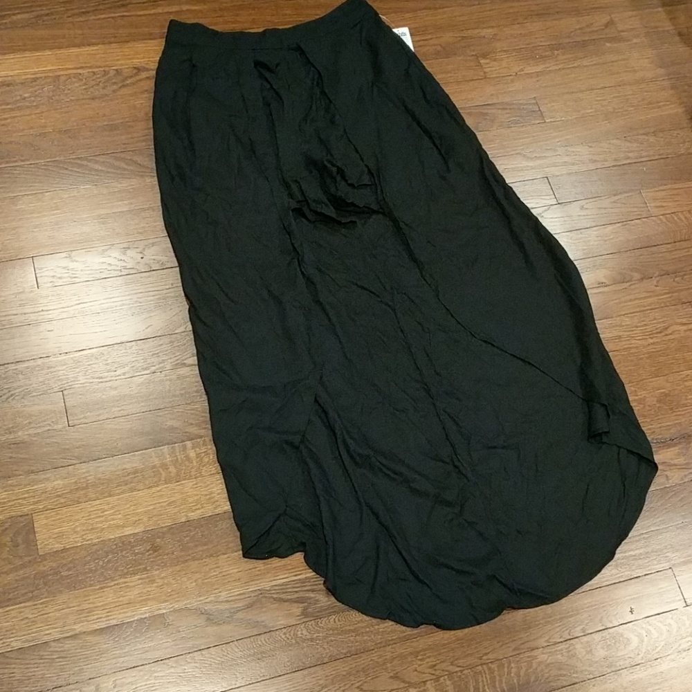 🚫SOLD ON MERC 🚫NWT Shorts with long skirt